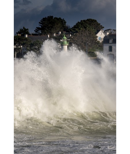 Tempête Éowyn à Doëlan, la vague qui cache le phare