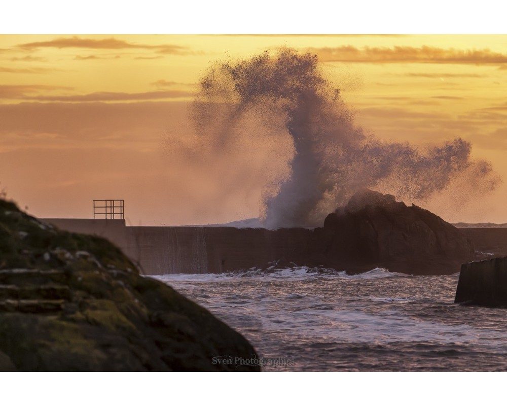 Tempête Floriane, vague dorée sur la digue de Doëlan