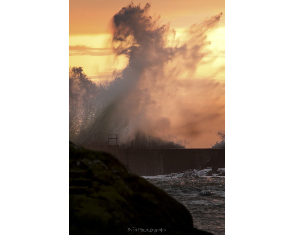 Tempête Floriane, panache d'écume doré à Doëlan