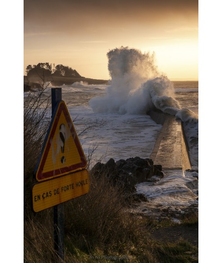 Tempête Floriane, panneau de danger et vague au soleil couchant