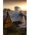 Tempête Floriane, panneau de danger et vague au soleil couchant