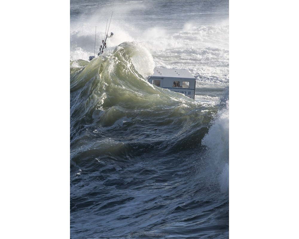 Tempête Floriane, vague verte devant la digue de Doëlan