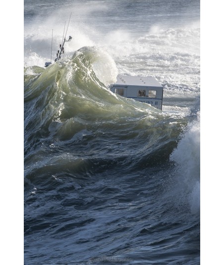 Tempête Floriane, vague verte devant la digue de Doëlan