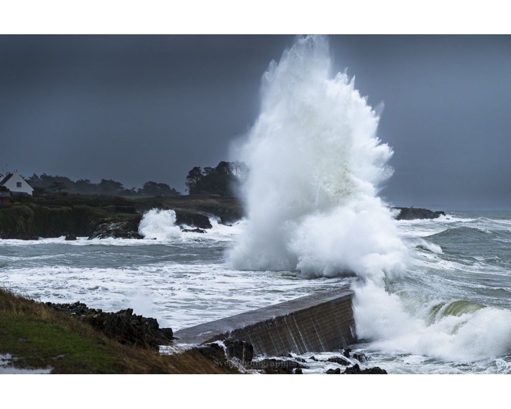 Tempête Floriane à Doëlan, gerbe d'écume sur la cale