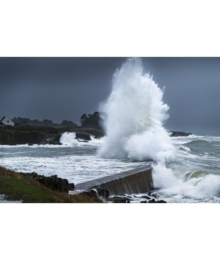 Tempête Floriane à Doëlan, gerbe d'écume sur la cale