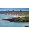 Presqu'île de Crozon — plage en arc et côte verdoyante vue du ciel