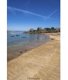 Plage de sable et barques colorées à Trégastel — Granite rose et ciel bleu