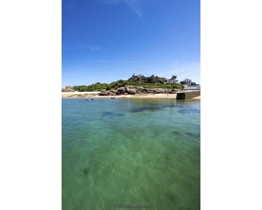 Eau turquoise de Trégastel et île sous le ciel bleu