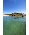 Eau turquoise de Trégastel et île sous le ciel bleu