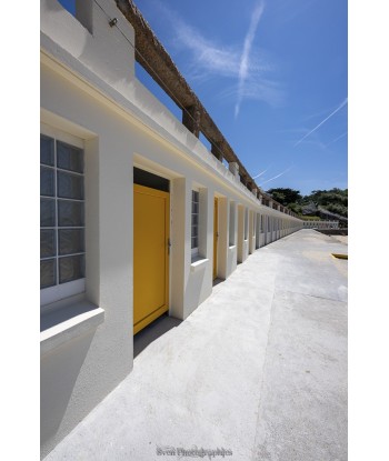 Cabine de plage jaune à...