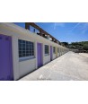 Cabines de plage mauves à Trégastel — Vue en perspective sur la promenade
