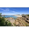 Rochers de granite rose et anse de Trégastel — Plage et maisons en bord de mer
