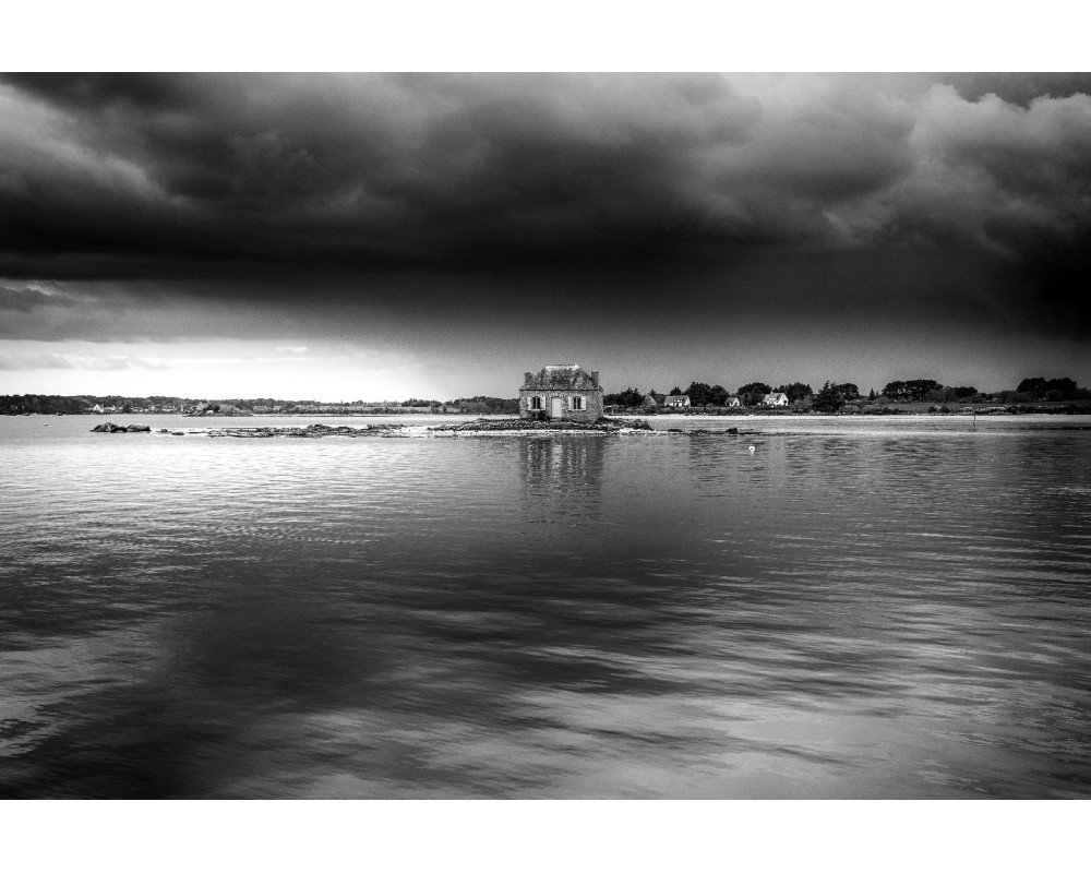 Saint-Cado sous un ciel d'orage, rivière d'Étel — noir et blanc