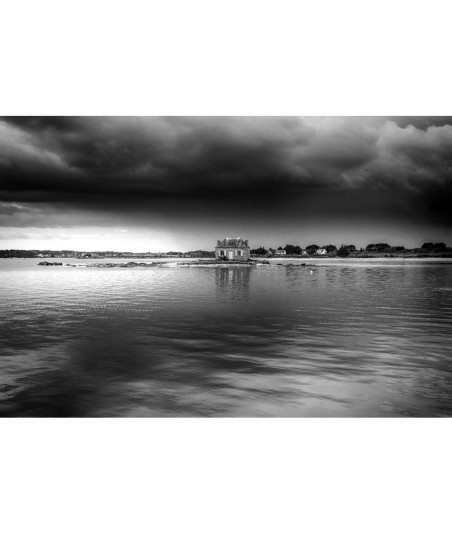 Saint-Cado sous un ciel d'orage, rivière d'Étel — noir et blanc