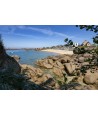 Rochers de granite rose et plage de Trégastel — Vue depuis les rochers, été
