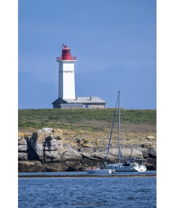 Les Glénan — phare rouge et...