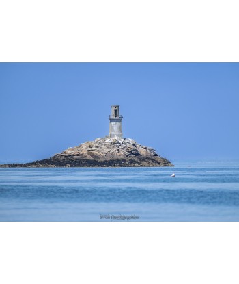 Les Glénan — phare isolé...