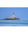 Les Glénan — phare isolé sur un îlot rocheux en pleine mer