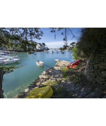 Barques colorés au bord de...