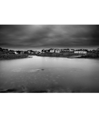 Port de Doëlan sous un ciel gris, vue au ras de l'eau — noir et blanc