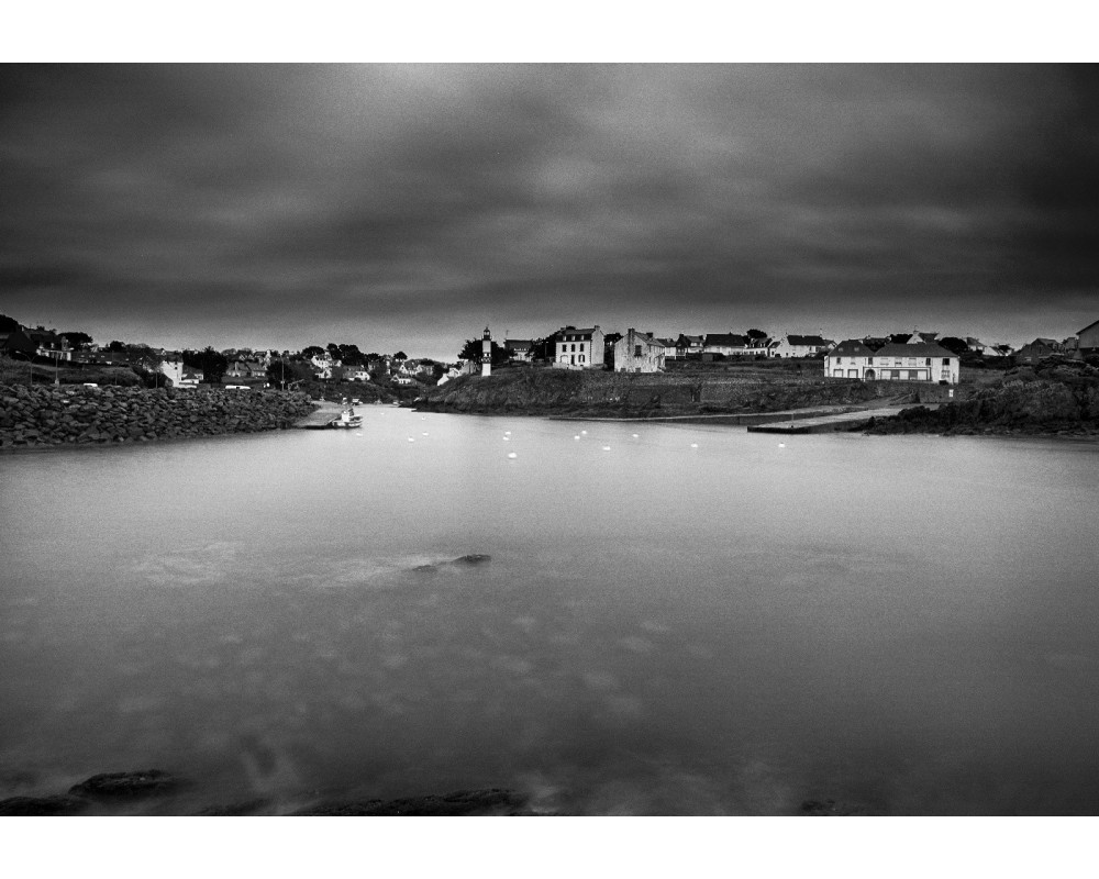 Port de Doëlan sous un ciel gris, vue au ras de l'eau — noir et blanc