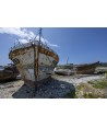 Vue d'ensemble du cimetière de bateaux de Camaret, trois épaves sur les galets