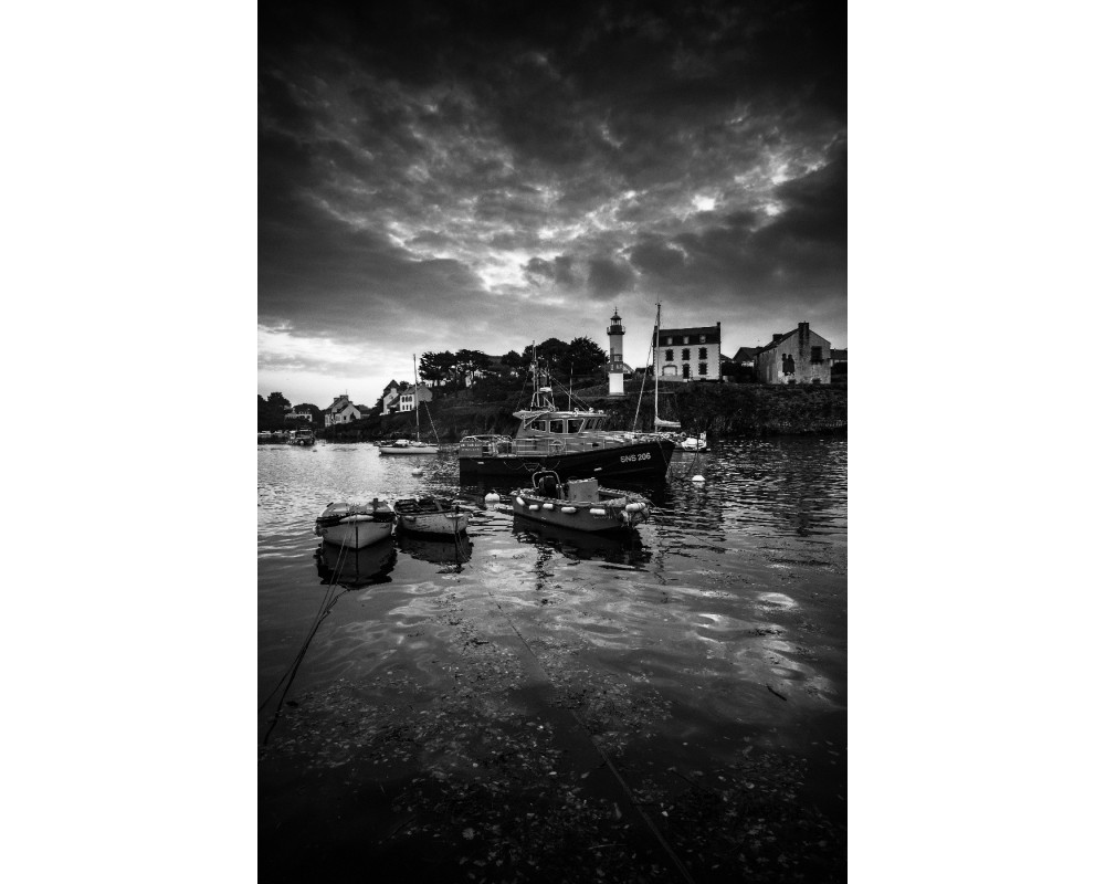 Port de Doëlan, nuages filés et reflets — noir et blanc