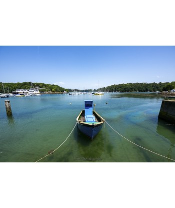 Barque bleue amarrée sur le...