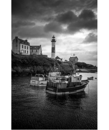 Doëlan, phare et bateaux de pêche sous un ciel d'orage — noir et blanc