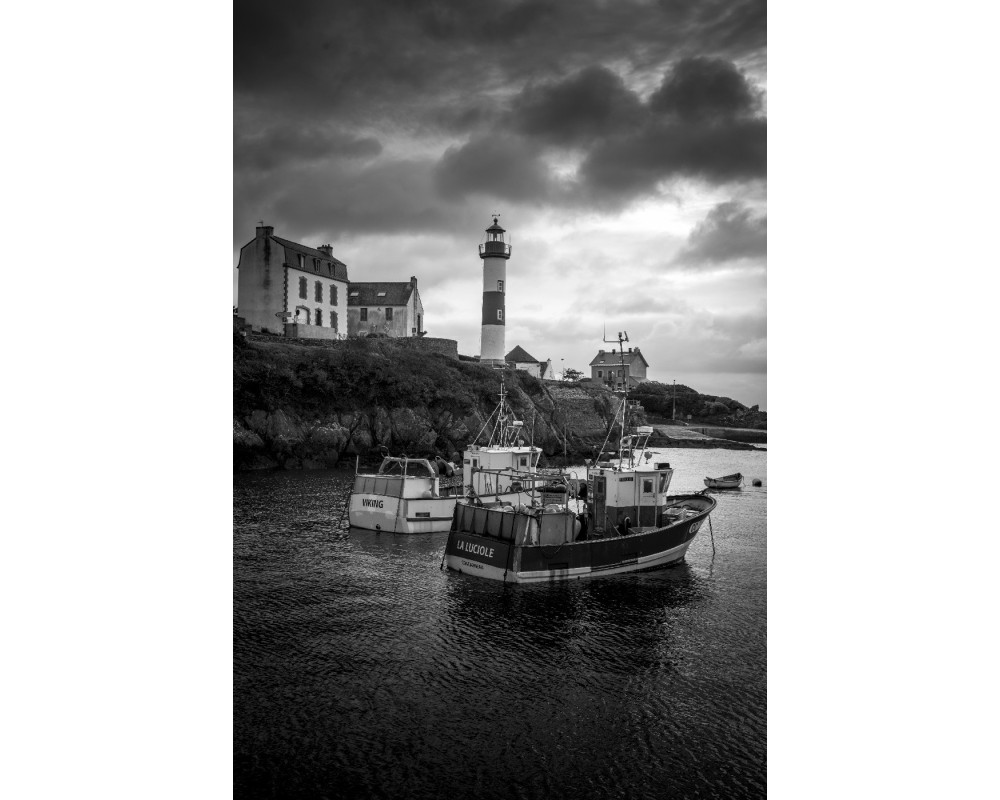 Doëlan, phare et bateaux de pêche sous un ciel d'orage — noir et blanc