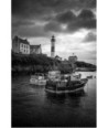 Doëlan, phare et bateaux de pêche sous un ciel d'orage — noir et blanc