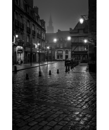 Dinan — place pavée sous la...