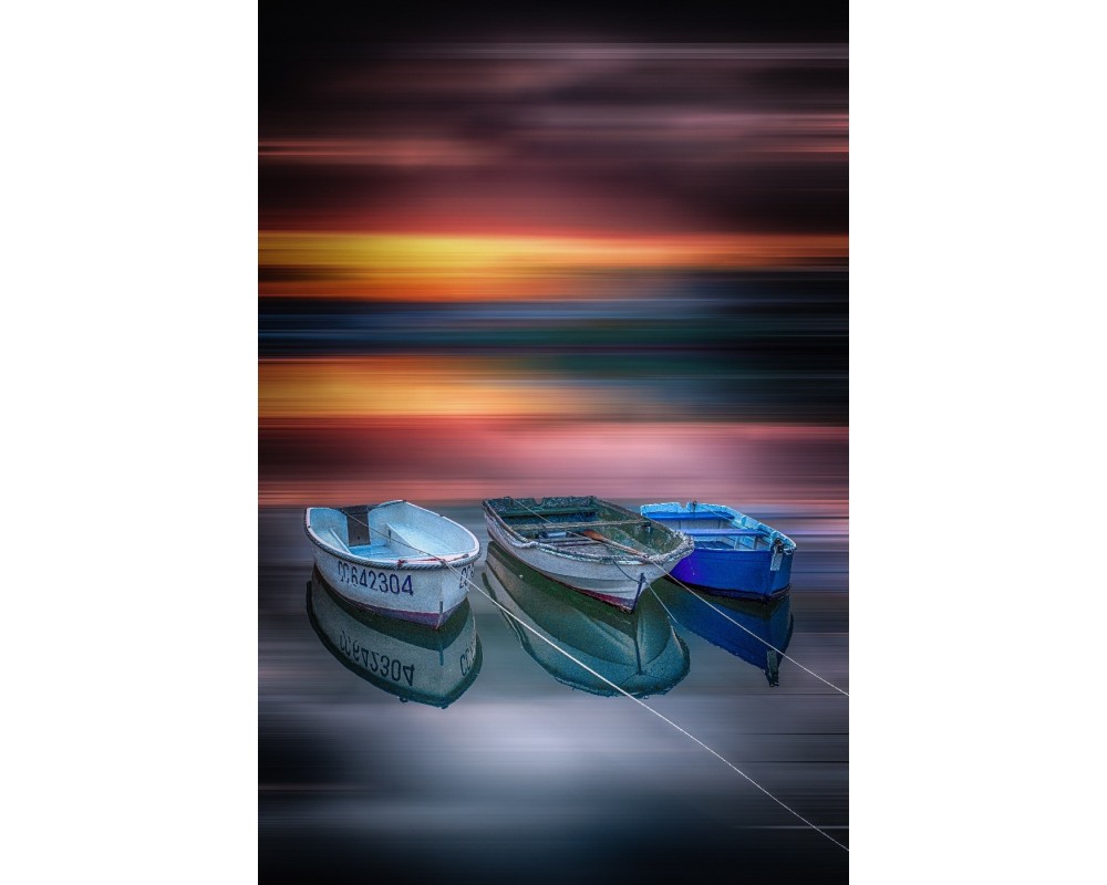 Barques de Concarneau en flou directionnel, ciel de feu