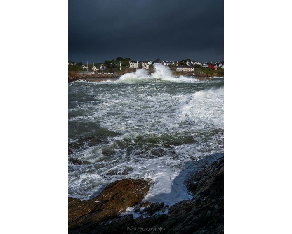 Tempête Benjamin, mer agitée devant les maisons de Doëlan