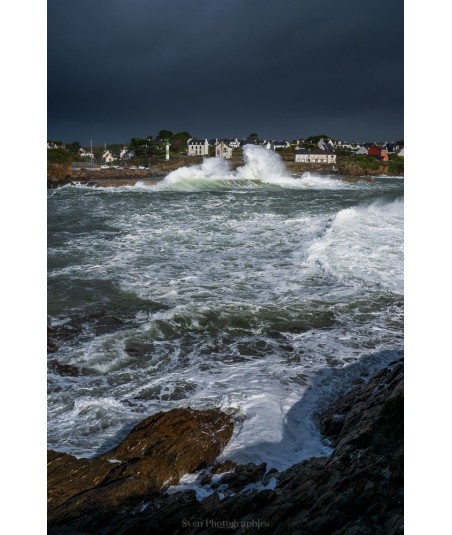 Tempête Benjamin, mer agitée devant les maisons de Doëlan