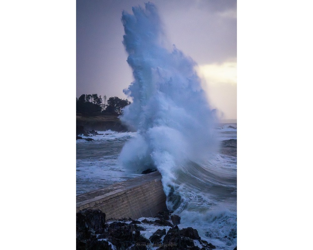Tempête Benjamin, colonne d'eau sur la digue de Doëlan