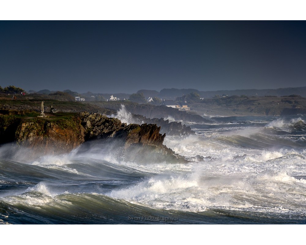 Tempête Benjamin à Doëlan, côte rocheuse sous l'écume