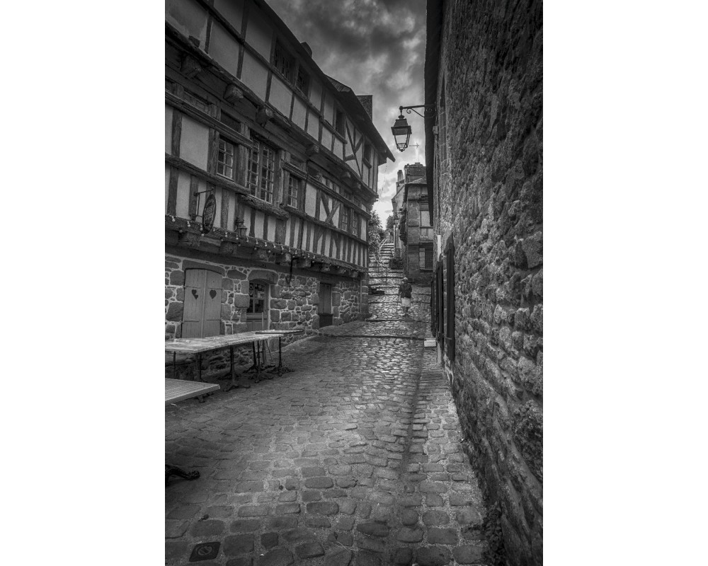 Ruelle pavée de Saint-Goustan à Auray — noir et blanc