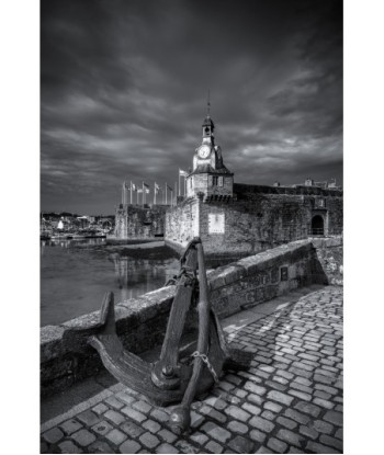 Ville close de Concarneau et ancre sur le quai — noir et blanc