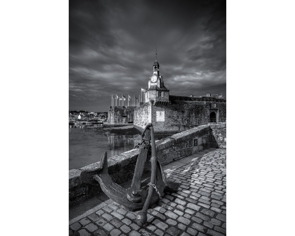 Ville close de Concarneau et ancre sur le quai — noir et blanc