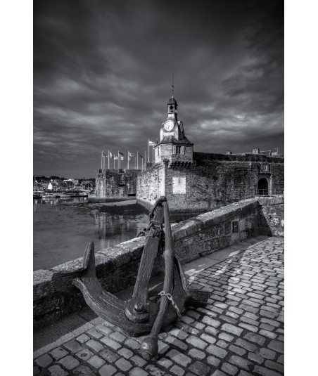 Ville close de Concarneau et ancre sur le quai — noir et blanc