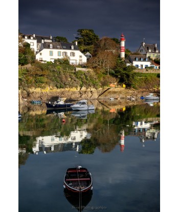 Phare rouge et bateaux de...