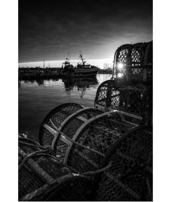 Casiers sur le port de pêche de Concarneau — noir et blanc