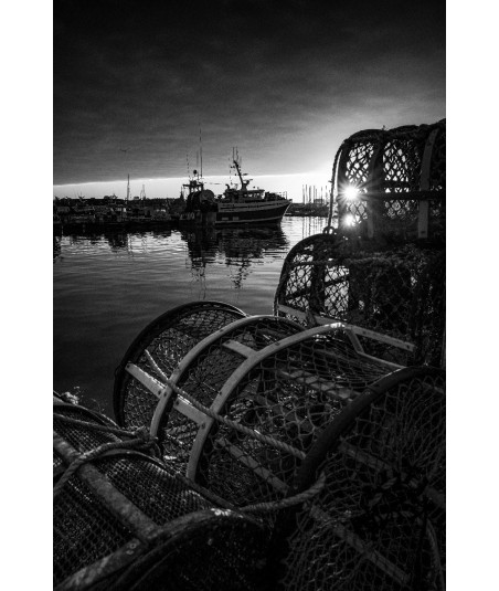 Casiers sur le port de pêche de Concarneau — noir et blanc