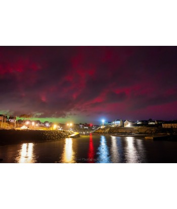 Aurore boréale 2026 sur le port de Doëlan — ciel rouge et reflets