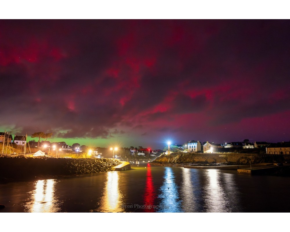Aurore boréale 2026 sur le port de Doëlan — ciel rouge et reflets