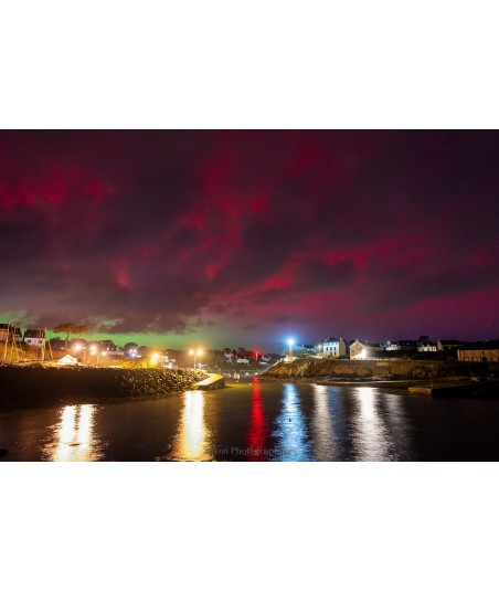 Aurore boréale 2026 sur le port de Doëlan — ciel rouge et reflets