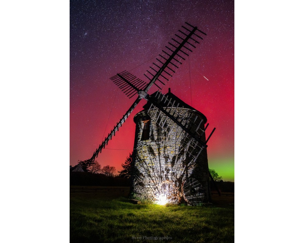 Aurore boréale sur le moulin de Kercousquet — Clohars-Carnoët, janvier 2026