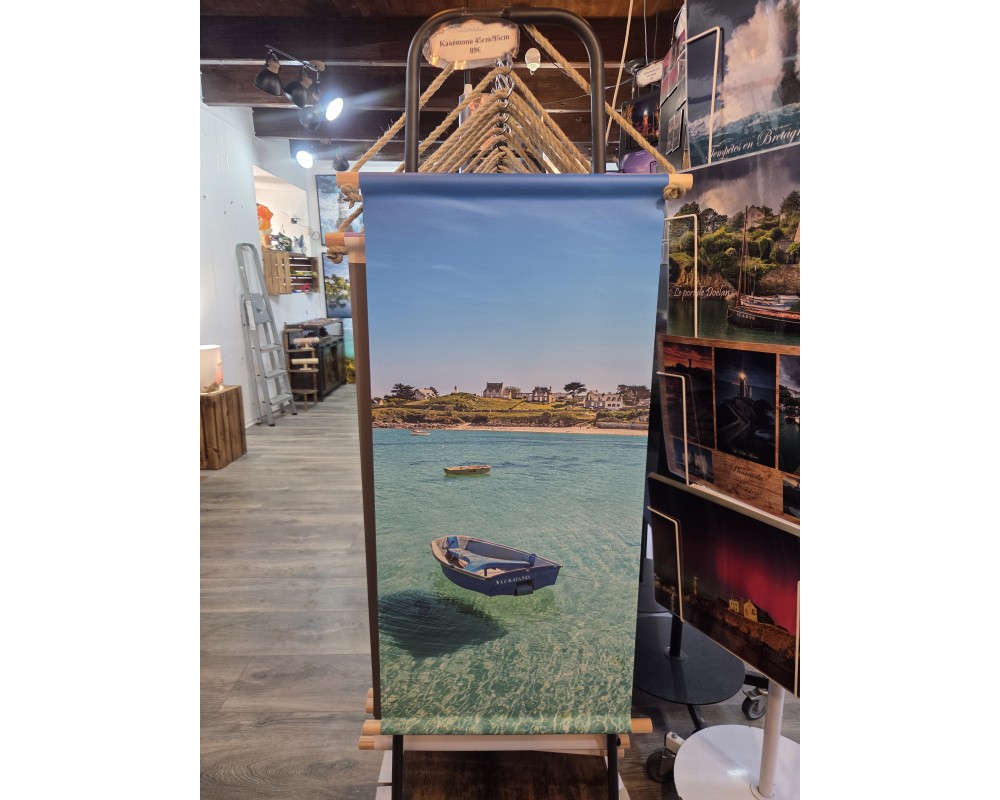 Kakemono Portsall, barque sur l'eau turquoise – 45 × 95 cm