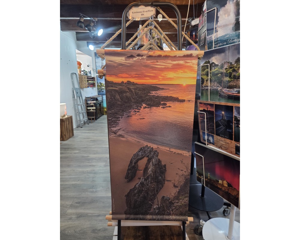 Kakemono roche Percée au coucher du soleil – 45 × 95 cm